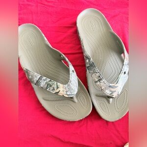 Crocs Realtree Swiftwater Edge Wave Slides SZ 13 Brown Camo Flip Flops Rubber